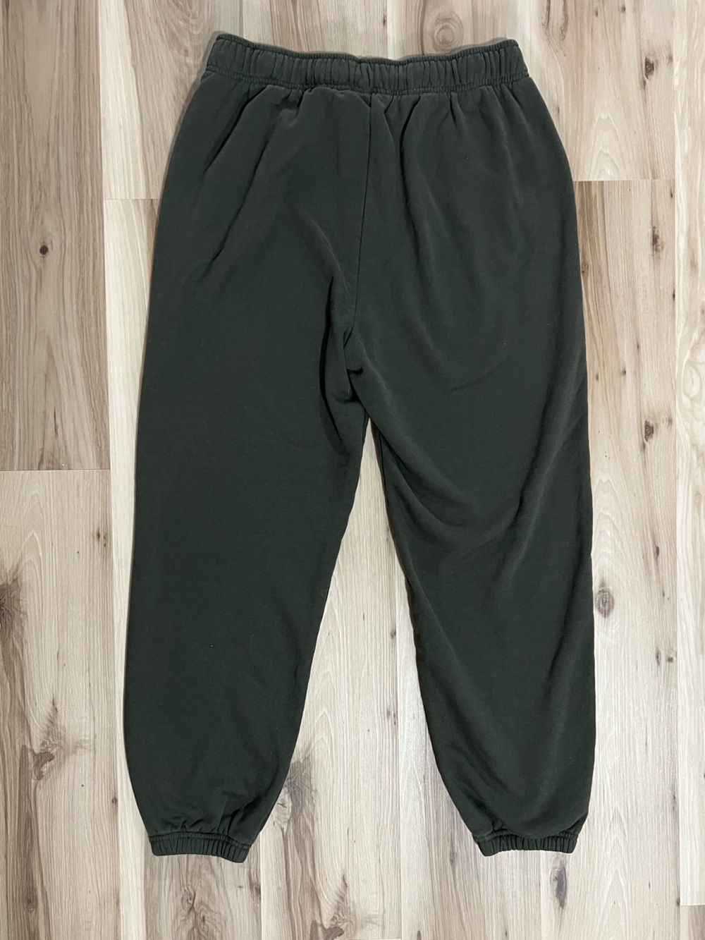 ALO Yoga Accolade Sweatpant Cuffed / Cinched Bottom - Olive Green Unisex Sweats - Picture 4 of 4